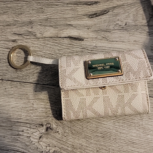 Used micheal kors purse - Picture 15 of 15